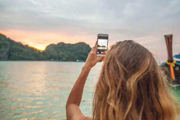 女性は、タイの写真を撮る — ストック写真