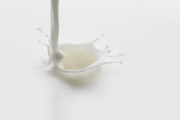 Hälla mjölk splash — Stockfoto