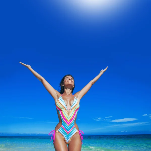 Femme heureuse sur la plage — Photo