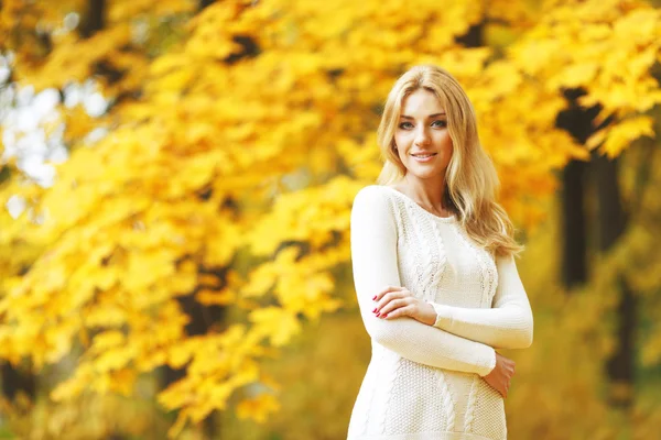 Portret van mooie jonge vrouw lopen buiten in de herfst park — Stockfoto