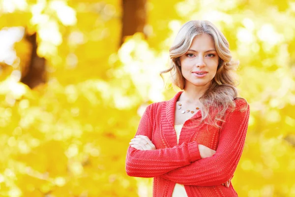 Mulher loira jovem bonita posando no parque de outono — Fotografia de Stock