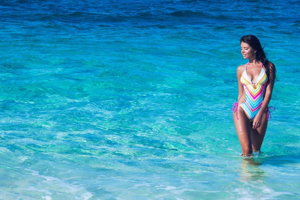 Menina bonita na praia — Fotografia de Stock