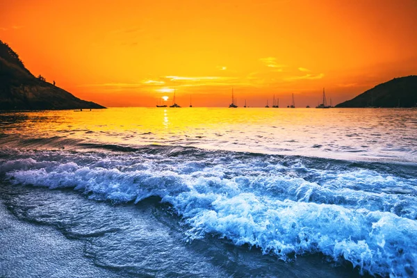 Yachts dans la mer au coucher du soleil — Photo