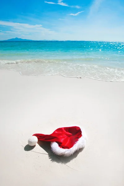 Chapéu de Santa na praia — Fotografia de Stock