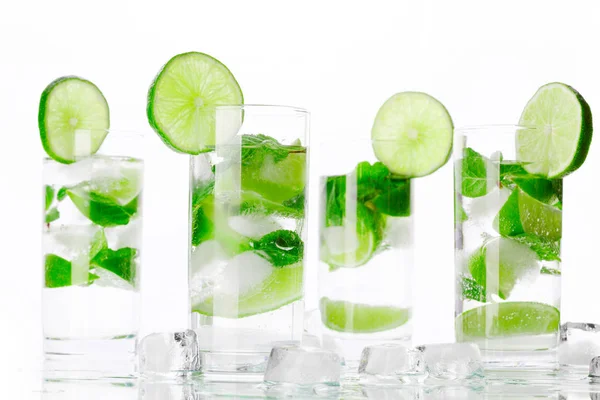Party-Mojito-Cocktails mit Limette und Minze isoliert auf weißem Hintergrund — Stockfoto