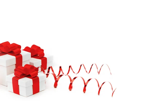 Подарки в белых коробках с красными лентами — стоковое фото