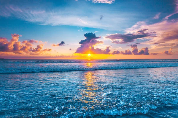 Coucher de soleil sur la mer à Bali — Photo