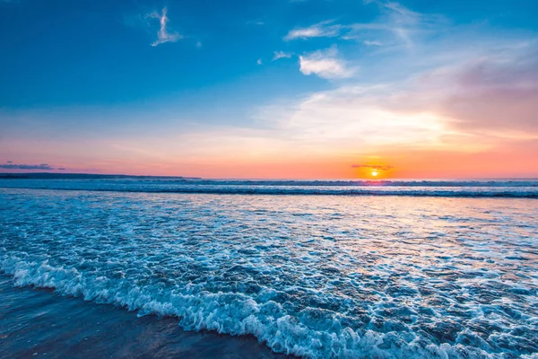 Pôr do sol sobre o mar em Bali — Fotografia de Stock