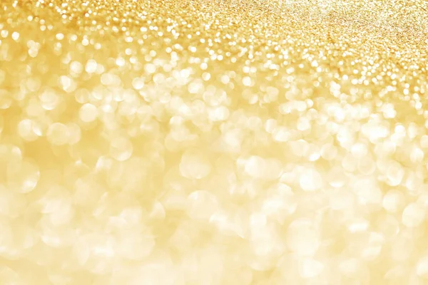 Goldener festlicher Glitzerhintergrund mit defokussiertem Licht — Stockfoto