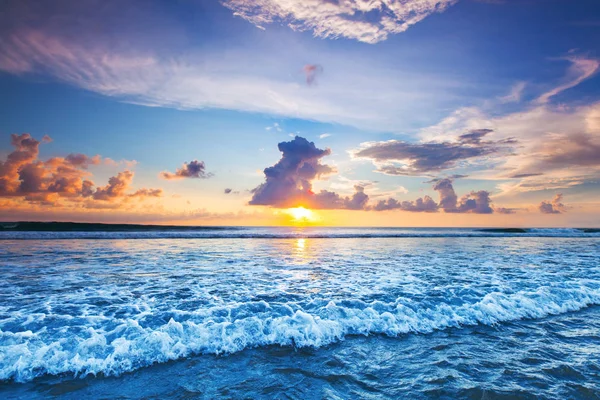 Západ slunce nad mořem na Bali — Stock fotografie
