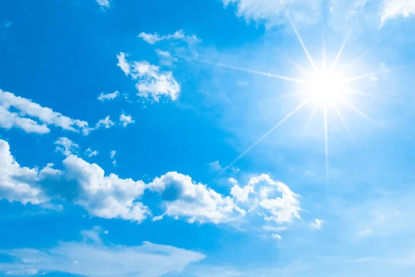 Céu azul com nuvens e sol — Fotografia de Stock