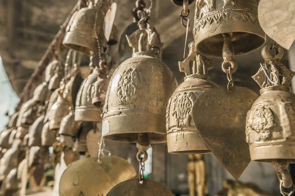 Золотые буддийские колокола — стоковое фото