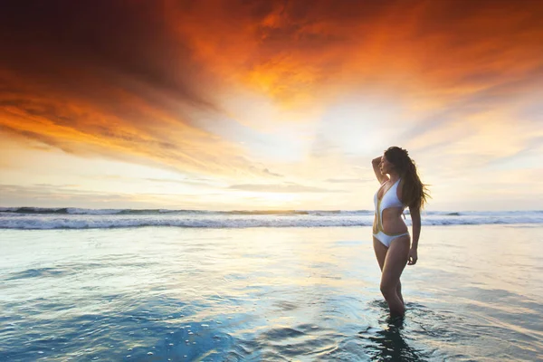 Femme en bikini au coucher du soleil — Photo