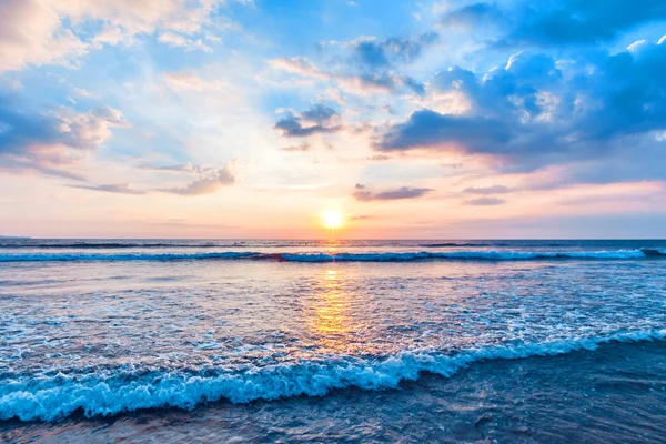 Schöner Sonnenuntergang am Meer — Stockfoto