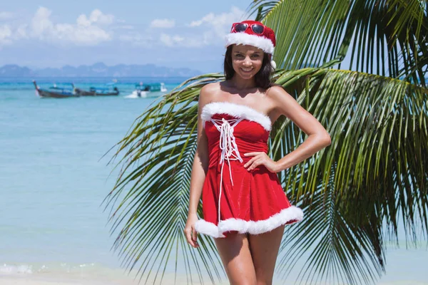 Pani Mikołajowa na tropikalnej plaży — Zdjęcie stockowe