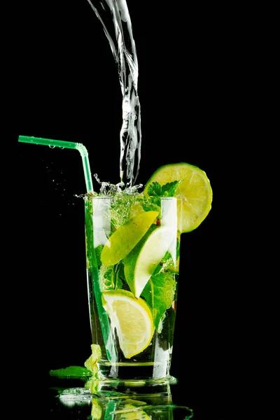 Frischer Mojito-Cocktail in Glas auf schwarzem Hintergrund — Stockfoto