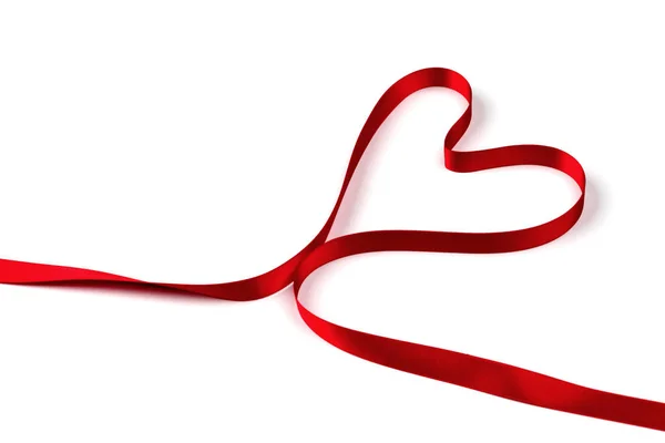 Serce z czerwonej wstążki wyizolowane na białym tle — Zdjęcie stockowe