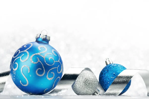 Boules et rubans décoratifs de Noël sur fond bokeh argenté clair — Photo