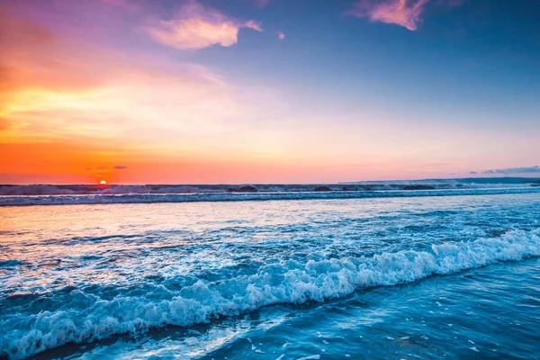 Pôr do sol sobre o mar em Bali — Fotografia de Stock