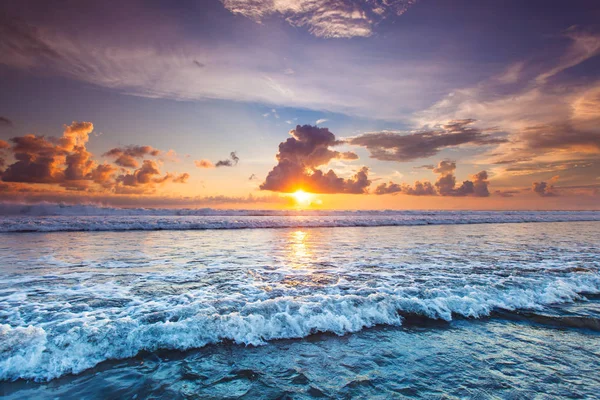 Zachód słońca nad morzem na Bali — Zdjęcie stockowe