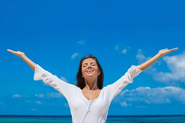 Mujer feliz en la playa — Foto de Stock