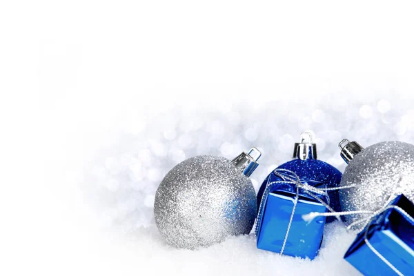 Vánoční dekorace na sněhu — Stock fotografie