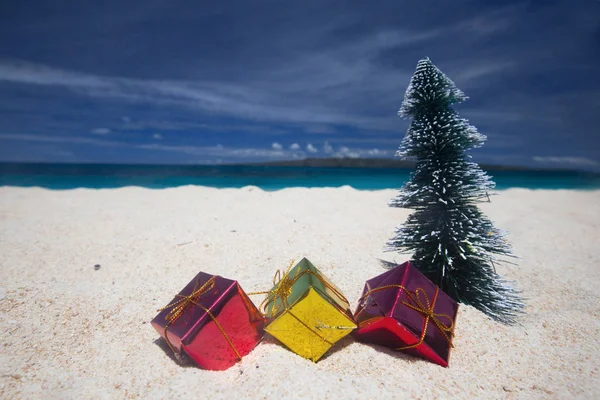 Karácsonyi ajándékok a strandon — Stock Fotó
