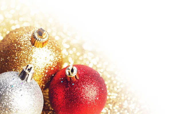 Parlayan üzerinde renkli Noel topları arka plan yakın çekim glitter — Stok fotoğraf