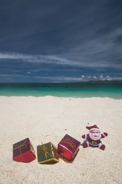 Regalos de Navidad en la playa — Foto de Stock