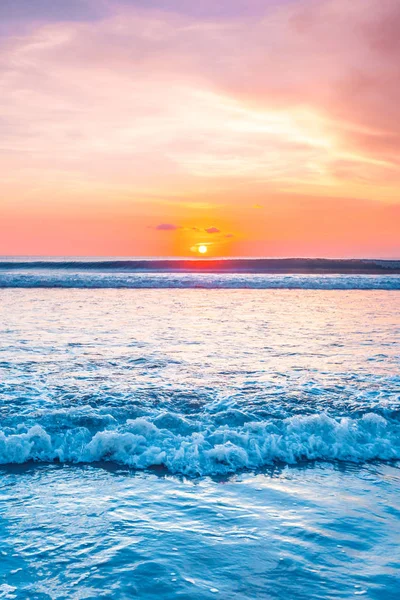 Puesta de sol sobre el mar en Bali — Foto de Stock