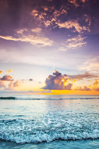 Sonnenuntergang über dem Meer auf Bali — Stockfoto