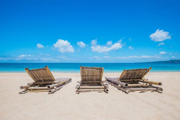 Chaise lounge op het strand — Stockfoto