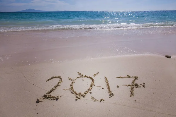 新的一年到 2017 年在海滩上 — 图库照片