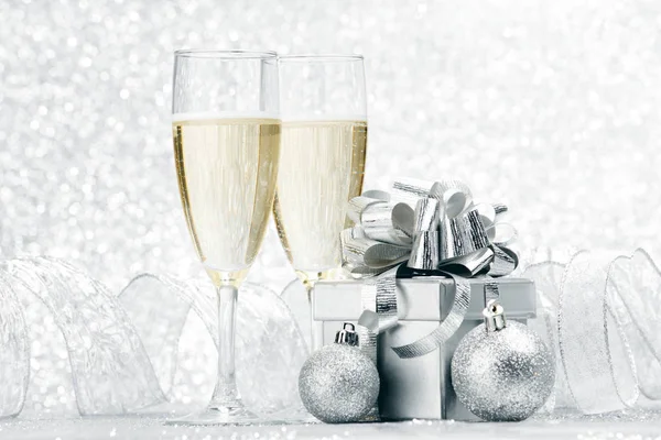 Champanhe e presentes — Fotografia de Stock