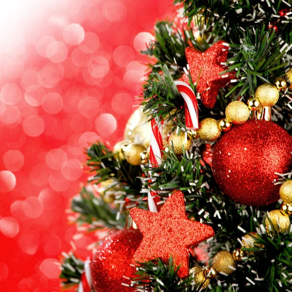 Bela árvore de natal decorada no fundo vermelho — Fotografia de Stock