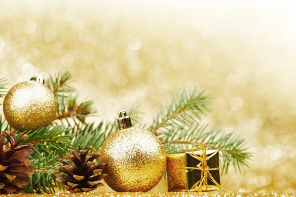 Рождественская открытка с елкой и украшения на фоне золотой пряжи — стоковое фото