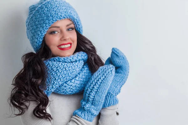 Femme en chapeau d'hiver, écharpe et mitaines — Photo
