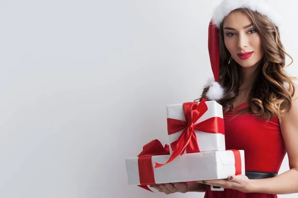 Donna con regali di Natale — Foto Stock