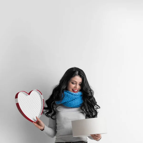 Nő nyitott szív alakú doboz — Stock Fotó