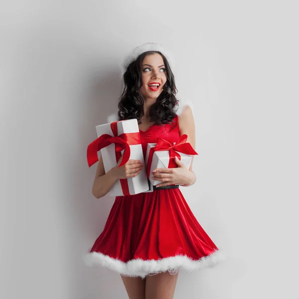 Mujer con regalos de Navidad — Foto de Stock