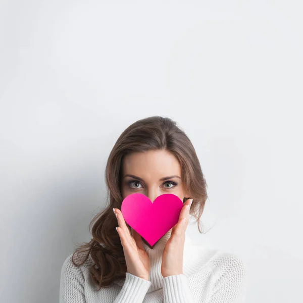 Frau mit Valentinstag-Herz — Stockfoto