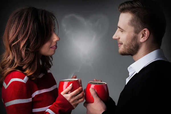 Par med kaffe och hjärtat formade ånga — Stockfoto