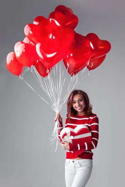 Mujer con globos en forma de corazón —  Fotos de Stock