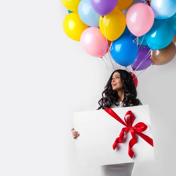 Frau mit Luftballons und Geschenk — Stockfoto