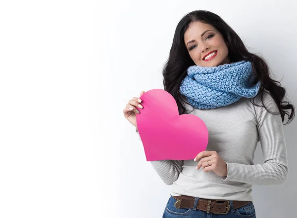 Mujer con corazón de papel —  Fotos de Stock