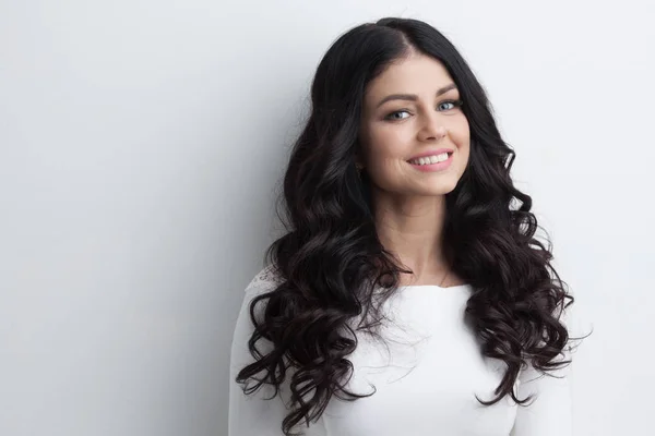 Vrouw met lang krullend zwart haar — Stockfoto