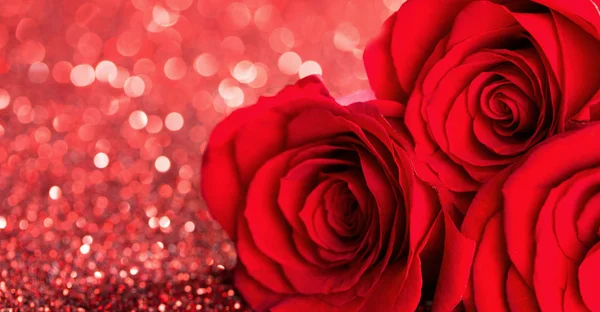 Червоні троянди на блискітках — стокове фото