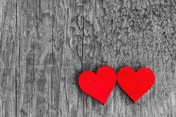 Dois corações em madeira — Fotografia de Stock