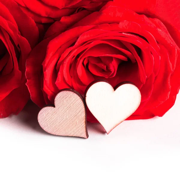 Rosen und Herzen auf Weiß — Stockfoto