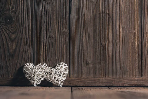 Wiklina serca na drewno — Zdjęcie stockowe